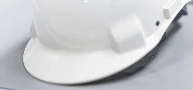 Kask z własnym logo, symbolizujące artykuły higieniczne i bezpieczeństwo w pracy