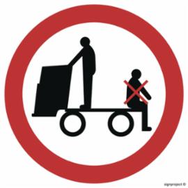 GB028 - Zakaz jazdy na urządzeniach transportowych