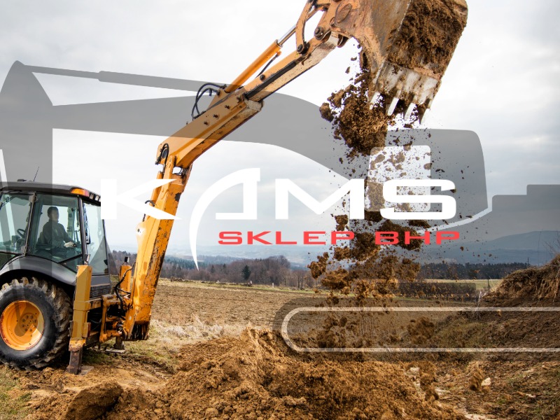 Kamizelka, kask, buty – kompletne wyposażenie BHP operatora koparki i pracownika przy wykopie