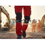 Spodnie robocze czerwone – dlaczego warto postawić na ten wyrazisty kolor w miejscu pracy?